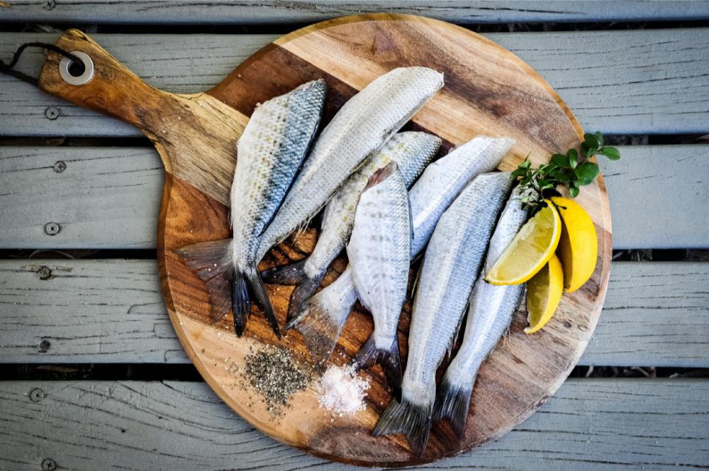 Peces sincabeza en una tbala de madera